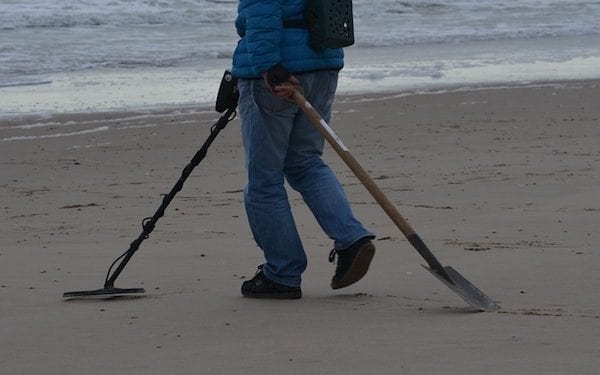 Odnalazł bezcenny pierścień sprzed setek lat. Myślał, że to… zawleczka od butelki!