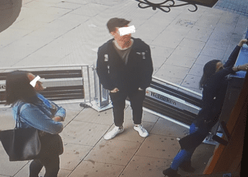 Zniszczyli szyld restauracji pod okiem kamery. Właściciel lokalu postawił im ultimatum [FOTO]