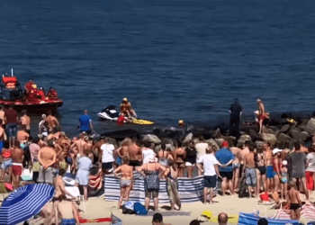 Darłówko: Z Bałtyku wyłowiono ciało chłopca. Skandaliczne zachowanie plażowiczów. „Kolejna atrakcja” [WIDEO]