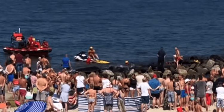 Darłówko: Z Bałtyku wyłowiono ciało chłopca. Skandaliczne zachowanie plażowiczów. „Kolejna atrakcja” [WIDEO]