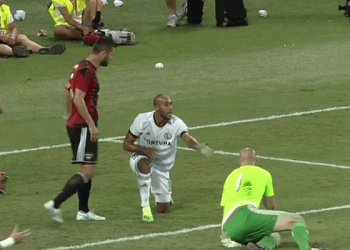 Rywale Legii pomalowali trawę na zielono? Najlepszą odpowiedzią jest zdjęcie rękawic bramkarza [FOTO]