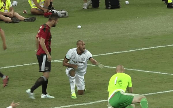 Rywale Legii pomalowali trawę na zielono? Najlepszą odpowiedzią jest zdjęcie rękawic bramkarza [FOTO]