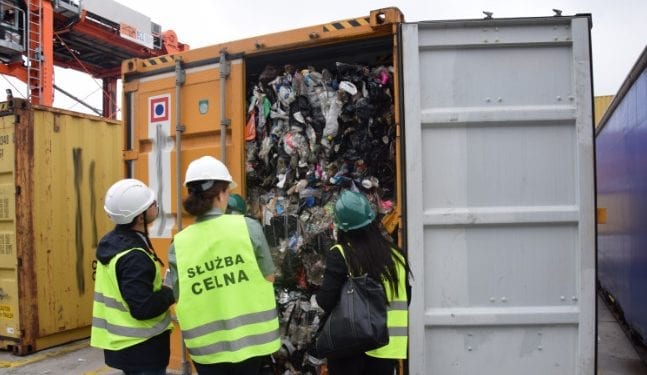 Tony odpadów z Wielkiej Brytanii przypłynęły do polskich portów w Gdyni i Gdańsku. Działanie było nielegalne