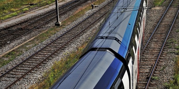 Co zrobić z rakotwórczymi podkładami kolejowymi? Biolog z UW opracowała nową metodę utylizacji