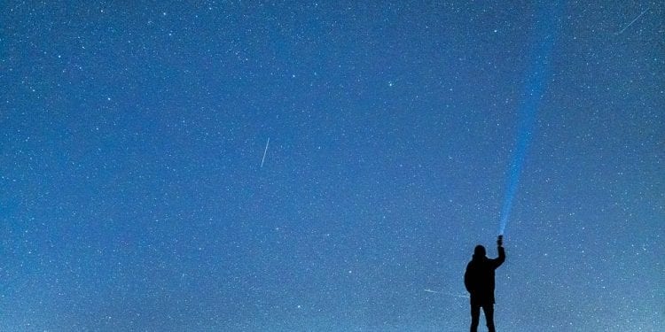 Zbliża się noc „spadających gwiazd”. Jak przygotować się do obserwacji?