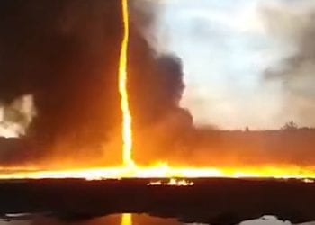 Nagrali ogniste tornado! Rzadkie zjawisko w Wielkiej Brytanii [WIDEO]
