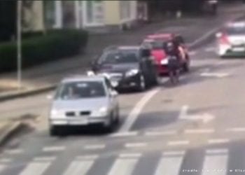 Olsztyn: Wysiadł na skrzyżowaniu i uderzył innego kierowcę. Wszystko nagrał monitoring [WIDEO]
