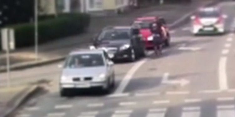 Olsztyn: Wysiadł na skrzyżowaniu i uderzył innego kierowcę. Wszystko nagrał monitoring [WIDEO]