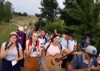 Takiego wykonania „Miłość w Zakopanem” jeszcze nie było. Piosenka z przerobionym tekstem śpiewana na… pielgrzymce! [WIDEO]