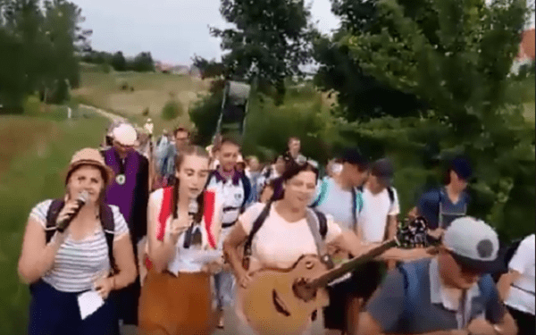 Takiego wykonania „Miłość w Zakopanem” jeszcze nie było. Piosenka z przerobionym tekstem śpiewana na… pielgrzymce! [WIDEO]