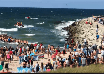 Dramat w Darłówku: Morze porwało trójkę dzieci. 14-latek nie żyje, dwójka dzieci poszukiwana [WIDEO]