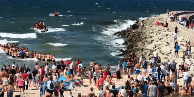 Dramat w Darłówku: Morze porwało trójkę dzieci. 14-latek nie żyje, dwójka dzieci poszukiwana [WIDEO]