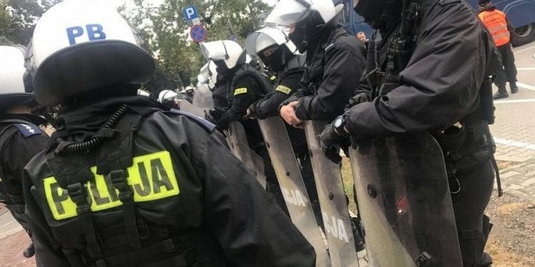 Bielsko-Biała: Kibice wbiegli na boisko. Zatrzymano siedem osób i to nie będzie koniec