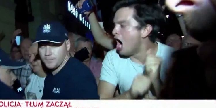 Popychał policjantów pod Pałacem Prezydenckim, teraz po raz pierwszy zabrał głos. Zdradził, co powiedział do niego jeden z funkcjonariuszy