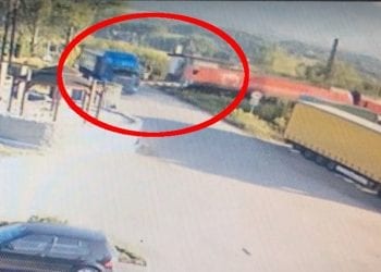 Słowacja: Polski TIR staranował szlaban. O włos od uderzenia pociągu [WIDEO]