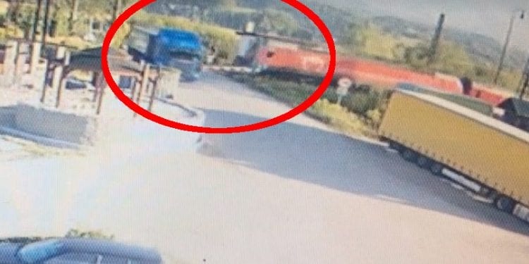 Słowacja: Polski TIR staranował szlaban. O włos od uderzenia pociągu [WIDEO]