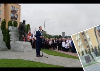 Mężczyzna usiadł na pomniku Lecha Kaczyńskiego. Szuka go policja [FOTO]