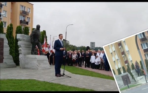Mężczyzna usiadł na pomniku Lecha Kaczyńskiego. Szuka go policja [FOTO]
