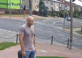 Usiadł na barkach posągu śp. Lecha Kaczyńskiego. Policja publikuje wizerunek poszukiwanego mężczyzny i prosi o pomoc [FOTO]