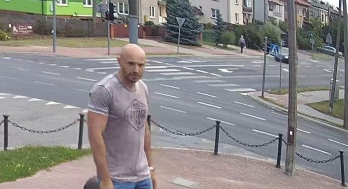 Usiadł na barkach posągu śp. Lecha Kaczyńskiego. Policja publikuje wizerunek poszukiwanego mężczyzny i prosi o pomoc [FOTO]