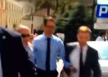 Poseł PiS przekonywał, że opozycja jest agresywna, a sam… popchnął dziennikarza TVN! Nagranie podbija sieć [WIDEO]