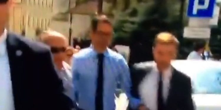 Poseł PiS przekonywał, że opozycja jest agresywna, a sam… popchnął dziennikarza TVN! Nagranie podbija sieć [WIDEO]