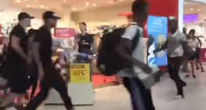 Paryż: Raperzy pobili się na lotnisku. Teraz Booba i Kaaris przerzucają się oskarżeniami [WIDEO]