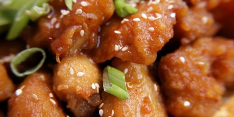 W upalny dzień poprosiła o przygotowanie dania na wynos. Gdy zaczęła jeść przeżyła szok, wszędzie były robaki!