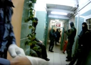 Co się dzieje w rosyjskim więzieniu? Po publikacji nagrania wybuchła burza! [WIDEO]