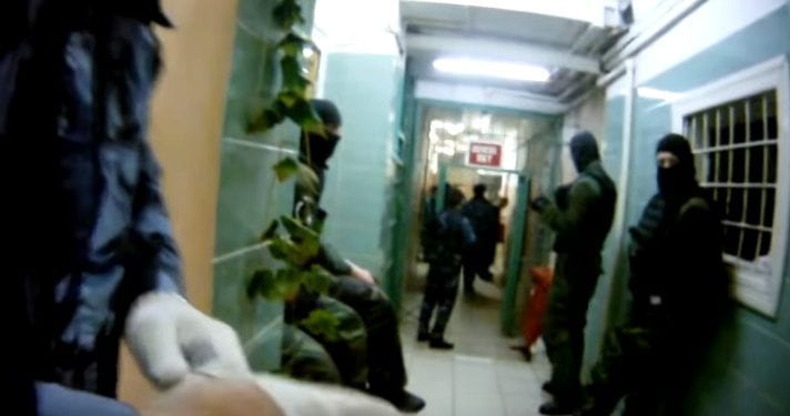 Co się dzieje w rosyjskim więzieniu? Po publikacji nagrania wybuchła burza! [WIDEO]