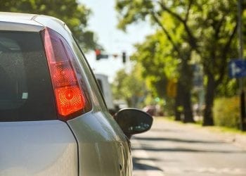 Planujesz urlop za granicą? Sprawdź, co musisz mieć w samochodzie, żeby nie dostać mandatu