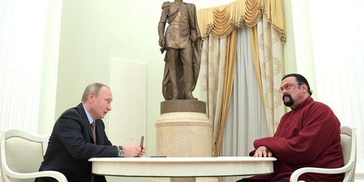 Steven Seagal z misją od samego Władimira Putina. Ma wspierać relacje z USA