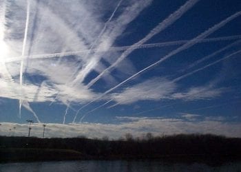 Czym naprawdę są słynne „chemtrails”? Naukowiec obala popularną teorię spiskową