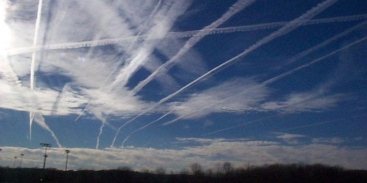 Czym naprawdę są słynne „chemtrails”? Naukowiec obala popularną teorię spiskową