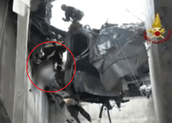 Genua: Włoscy strażacy publikują film z dramatycznej akcji ratunkowej. Dotarli do mężczyzny, który kilka godzin wisiał nad ziemią [WIDEO]