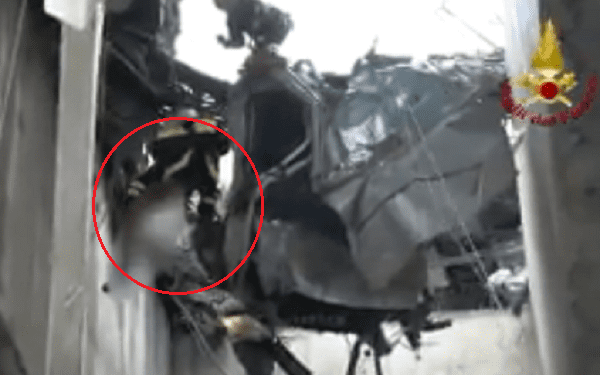 Genua: Włoscy strażacy publikują film z dramatycznej akcji ratunkowej. Dotarli do mężczyzny, który kilka godzin wisiał nad ziemią [WIDEO]