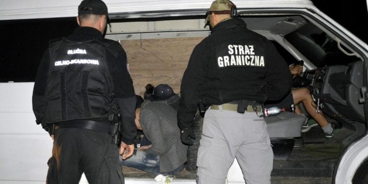 Straż Graniczna zatrzymała 16 nielegalnych imigrantów. Wietnamczycy ukrywali się w busie