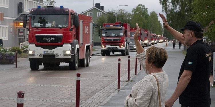 Szwedzi żegnają polskich strażaków. Znów gromadzą się na trasie przejazdu