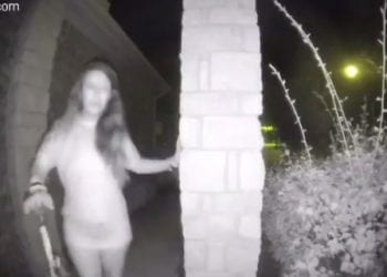 USA: Półnaga kobieta w kajdankach dzwoniła do domów w środku nocy. Wyjaśniono zagadkę