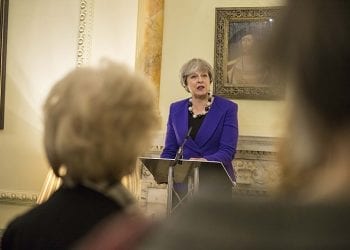 Premier Theresa May tańczy w Afryce. Nagrania podbijają sieć [WIDEO]