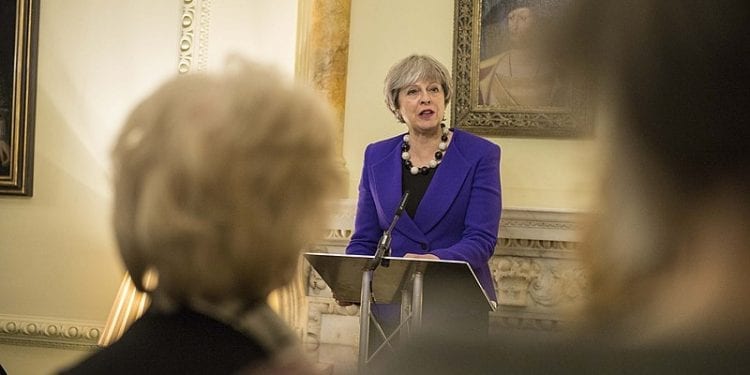 Premier Theresa May tańczy w Afryce. Nagrania podbijają sieć [WIDEO]