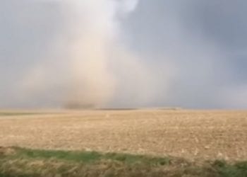 Opolszczyzna: Nagrano tornado szkwałowe! Groźne zjawisko atmosferyczne [WIDEO]