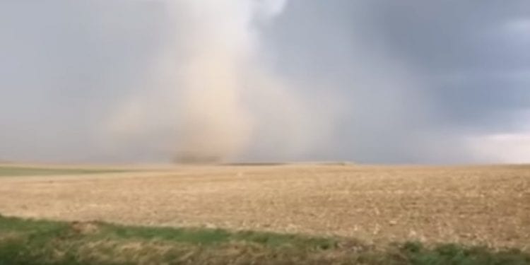 Opolszczyzna: Nagrano tornado szkwałowe! Groźne zjawisko atmosferyczne [WIDEO]