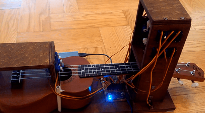 Robot, który gra na ukulele. Ciekawa konstrukcja autorstwa studentów AGH