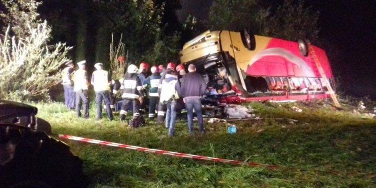 Tragedia na Podkarpaciu: Autokar spadł ze skarpy. Nie żyją trzy osoby [FOTO]