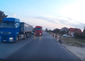 Na czołówkę, na przejściu dla pieszych. Kierowca zarejestrował groźną sytuację. „Hardcorowe wyprzedzanie”[WIDEO]