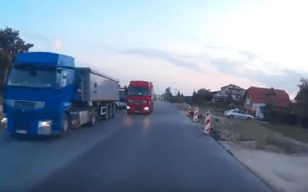 Na czołówkę, na przejściu dla pieszych. Kierowca zarejestrował groźną sytuację. „Hardcorowe wyprzedzanie”[WIDEO]