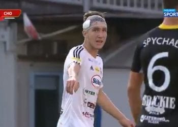 Kuriozalna sytuacja w meczu polskiej pierwszej ligi. Zawodnik wyrzucony z boiska za… uderzenie swojego kolegi z zespołu [WIDEO]