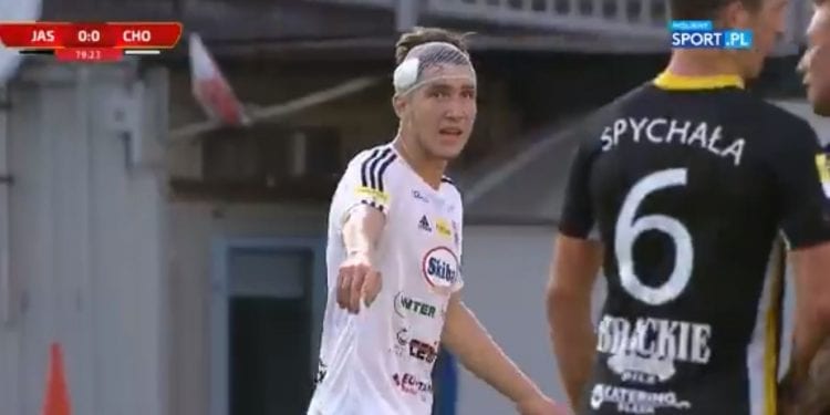 Kuriozalna sytuacja w meczu polskiej pierwszej ligi. Zawodnik wyrzucony z boiska za… uderzenie swojego kolegi z zespołu [WIDEO]
