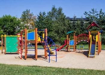 Cieszyn: na placach zabawach pojawiły się kontrowersyjne tabliczki. Rodzice są oburzeni. „Skandal”